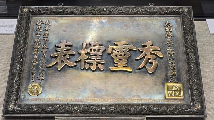 Bức hoành bằng bạc, chạm văn tự và đồ án trang trí bằng vàng do triều Nguyễn (thời Khải Định) tặng nước Pháp năm 1922. Hiện vật của nhà sưu tập Trần Anh Tuấn