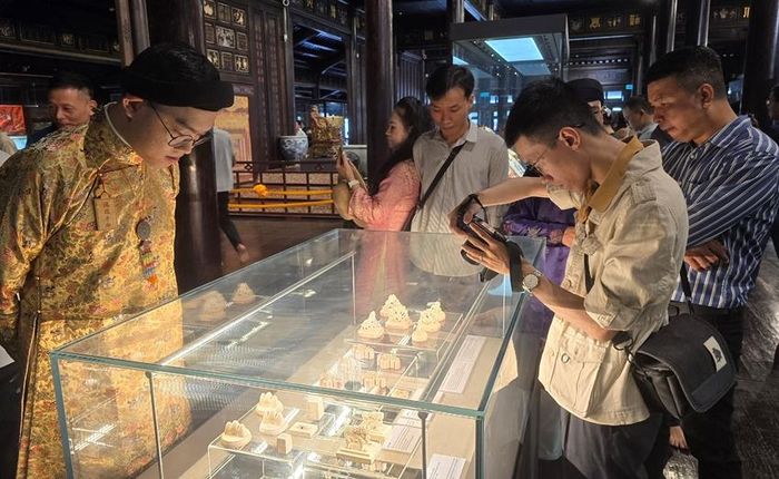 Du khách ngắm nhìn các hiện vật tại triển lãm