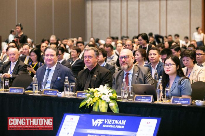 Các chuyên gia trong nước, quốc tế tham gia Diễn đàn.