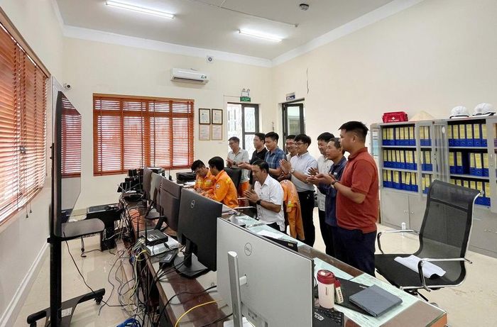 Các đơn vị tham gia dự án chứng kiến thời khắc đóng điện Nâng công suất máy biến áp AT2 Trạm biến áp 220kV Tuyên Quang thành công