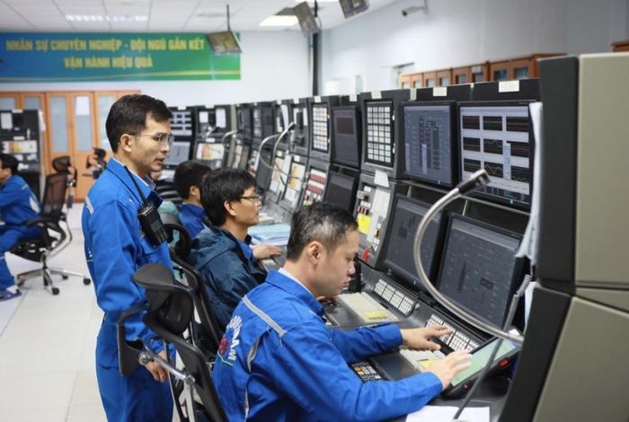 Các nhân sự vận hành hoạt động sản xuất, chế biến của Nhà máy Lọc dầu Dung Quất.