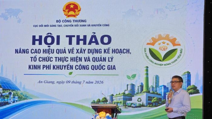  Ông Đoàn Mạnh Trường - Phó Trưởng phòng Khuyến công, Cục ĐCK trình bày nội dung Dự thảo Thông tư của Bộ trưởng Bộ Công Thương quy định về xây dựng kế hoạch, tổ chức thực hiện và quản lý kinh phí khuyến công quốc gia. (ảnh: Minh Hoàng) 