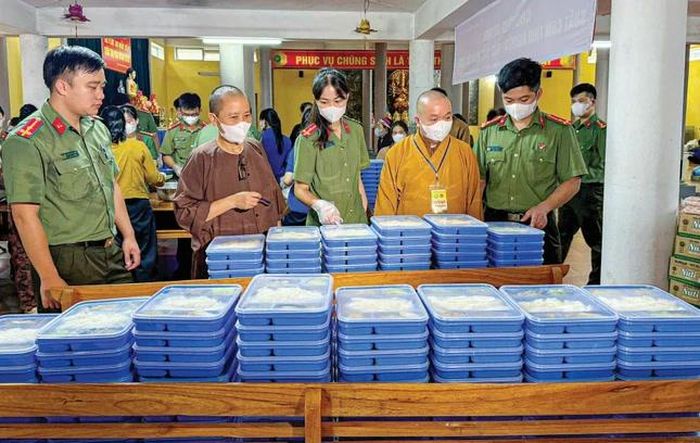 Chương trình "Tiếp sức mùa thi" là mô hình "thương hiệu" của Phật giáo tỉnh Tuyên Quang trong công tác an sinh xã hội