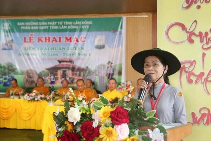 Huynh trưởng cấp Tấn Nguyên Liên – Phạm Thị Vinh Hoa, Trưởng Ban Tổ chức Liên trại phát biểu khai mạc