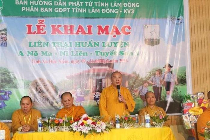 Thượng tọa Thích Quảng Nhã ban đạo từ