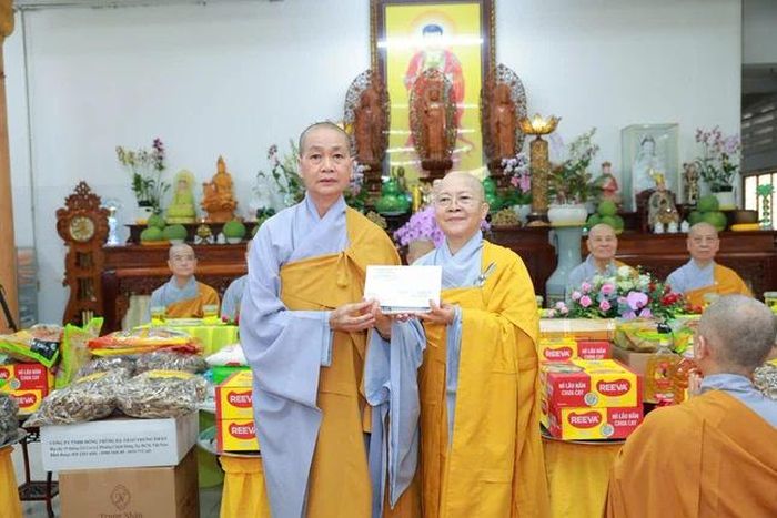 Ni trưởng Thích nữ Như Thảo đại diện đoàn cúng dường trường hạ Phổ Đức, tỉnh Đồng Tháp