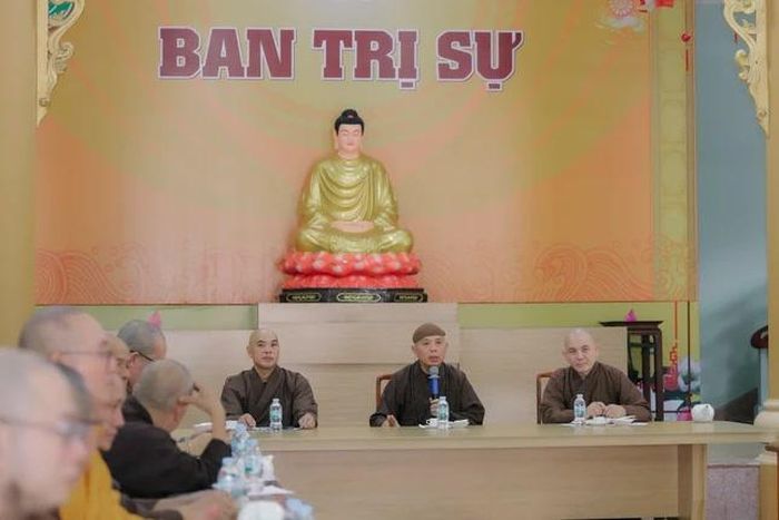 Thượng tọa Thích Tâm Mãn chủ tọa cuộc họp
