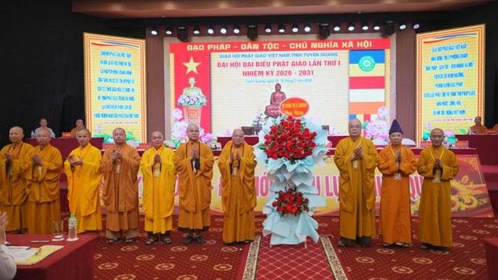 Hội đồng Trị sự tặng hoa chúc mừng đại hội
