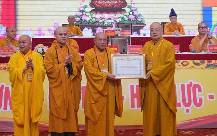 Trưởng lão Hòa thượng Thích Thanh Nhiễu tặng Bằng Tuyên dương công đức của TƯGH đến tập thể Ban Trị sự GHPGVN tỉnh Tuyên Quang