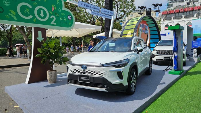  Dàn xe điện và hybrid tại showroom hoặc triển lãm ô tô. Chú thích ảnh: Các hãng xe tại Việt Nam đang theo đuổi nhiều lộ trình chuyển đổi, từ xe thuần điện đến hybrid và các dòng xe sử dụng nhiên liệu pha trộn sinh học. 