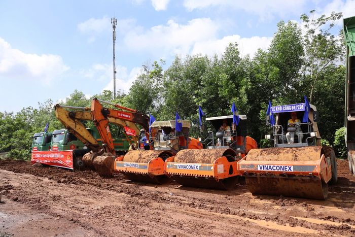 Máy móc được tập kết để khởi động nhanh dự án.