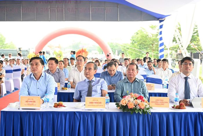 Toàn cảnh lễ khởi công dự án giao thông.