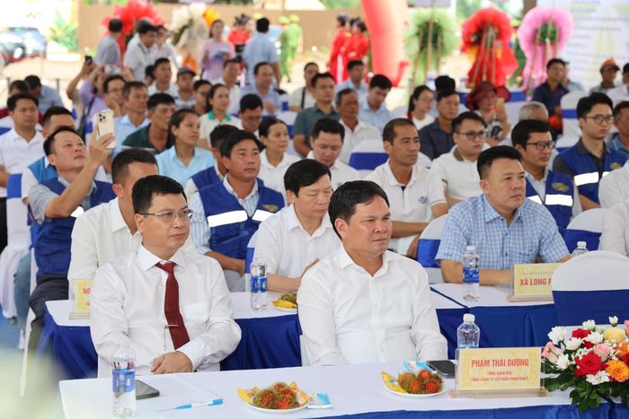 Nhiều đại biểu tham dự lễ khởi công.