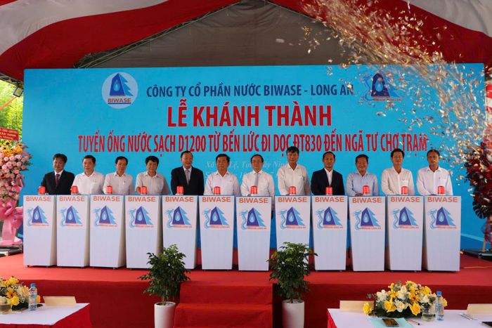 Đại biểu thực hiện nghi thức khánh thành tuyến ống cấp nước sạch D1200 tại tỉnh Tây Ninh ngày 10/7.