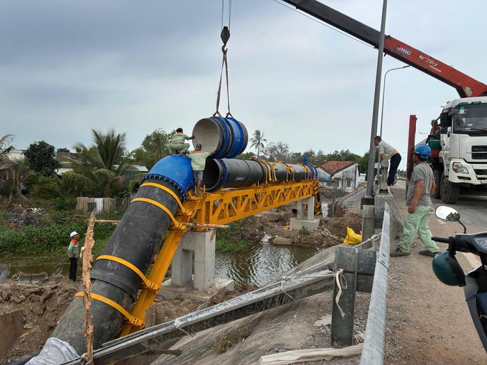 Tuyến ống D1200 được thi công dài 19,6km từ Bến Lức dọc đường tỉnh 830 đến Ngã tư Chợ Trạm.