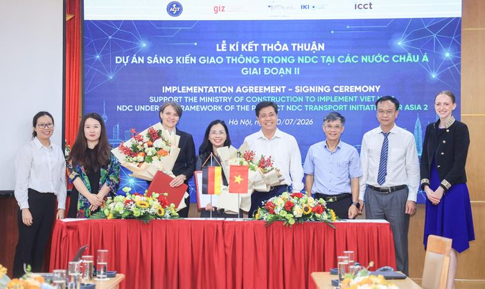 Bà Nguyễn Phương Hiền, Phó Giám đốc Học viện Chiến lược, bồi dưỡng cán bộ xây dựng và bà Alexandra Westwood, đại diện Đại sứ quán Cộng hòa Liên bang Đức tại Việt Nam, ký kết thỏa thuận hợp tác nghiên cứu thúc đẩy giao thông xanh.