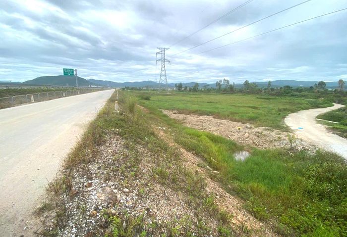 Diện tích đất bỏ hoang ở xóm Nho Lâm sẽ được đưa vào mở rộng nghĩa trang nhân dân.