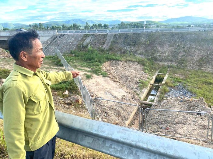 Theo ông Lê Minh Nguyên, xóm trưởng xóm Đầu Cầu, dự án cao tốc có làm mương thủy lợi nhưng thường xuyên bị vùi lấp nên không tưới tiêu được.