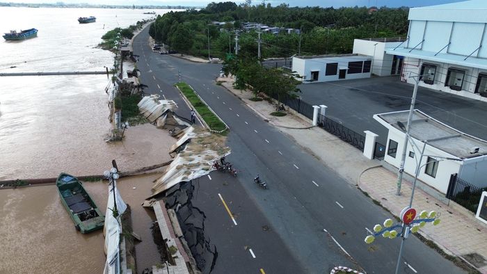 Đoạn đường Ngô Quyền bị sạt lở ăn sâu vào mặt đường nhựa, địa phương phải phong tỏa tuyến đường để khắc phục (Ảnh chụp tháng 11/2025).