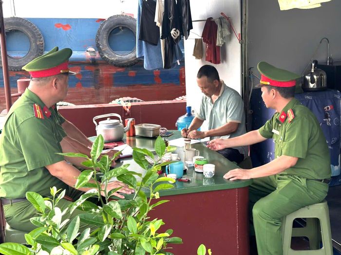 Chủ phương tiện ký cam kết (Ảnh: CACC).