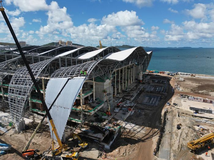 Mái thép trung tâm Hội nghị APEC được sản xuất bằng hệ cấu kiện khung thép tại nhà máy rồi vận chuyển đến công trường để lắp dựng.