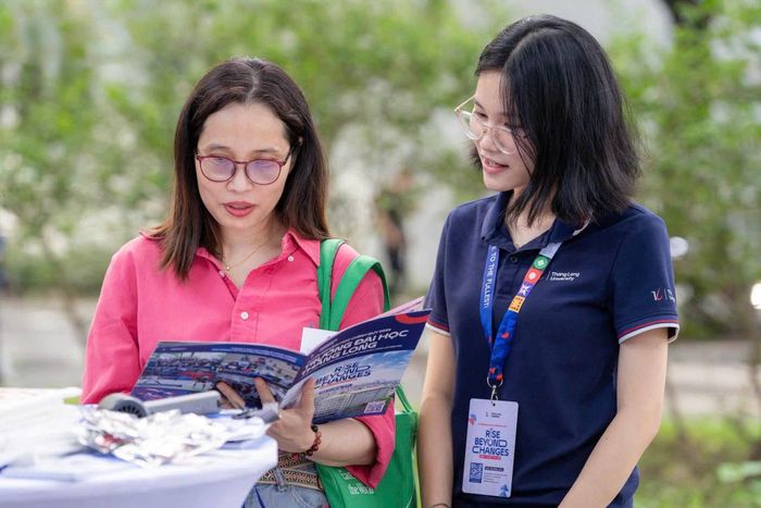 Phụ huynh cùng con tìm hiểu thông tin tuyển sinh trước khi đăng ký nguyện vọng.