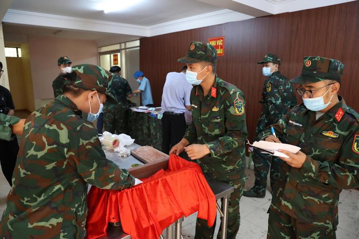 Trước đó, chiều 9/7, Ban Chỉ đạo tìm kiếm, quy tập và xác định danh tính hài cốt liệt sĩ TP.HCM đã tiếp nhận nhiều hồ sơ, tài liệu và kỷ vật chiến tranh do Nhóm nghiên cứu Dự án, sáng kiến tìm kiếm người Việt Nam mất tích trong chiến tranh (VWAI) thuộc Đại học Công nghệ Texas Tech (Hoa Kỳ) trao tặng. Trong đó có hồ sơ về ba kỷ vật liệt sĩ, sơ đồ chôn cất 21 liệt sĩ tại Bệnh viện K76A và hồ sơ giải mã mật danh đơn vị 926.