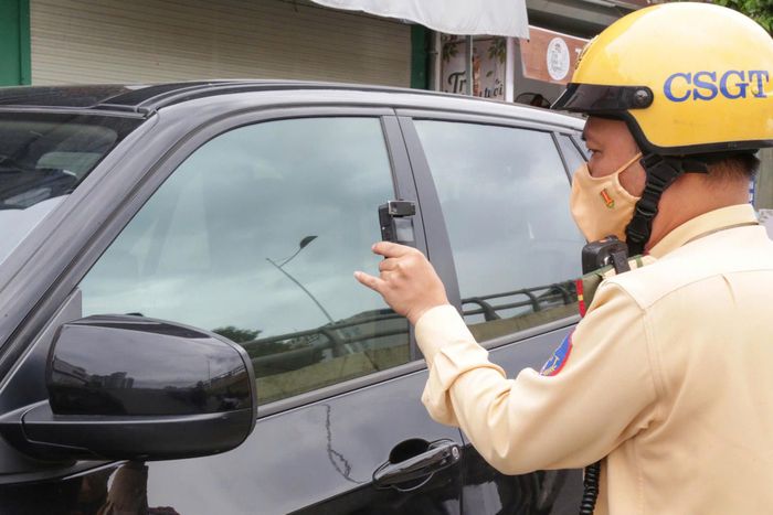 Với các xe dừng đỗ trái quy định gây cản trở giao thông, cảnh sát kiên quyết xử lý nghiêm.