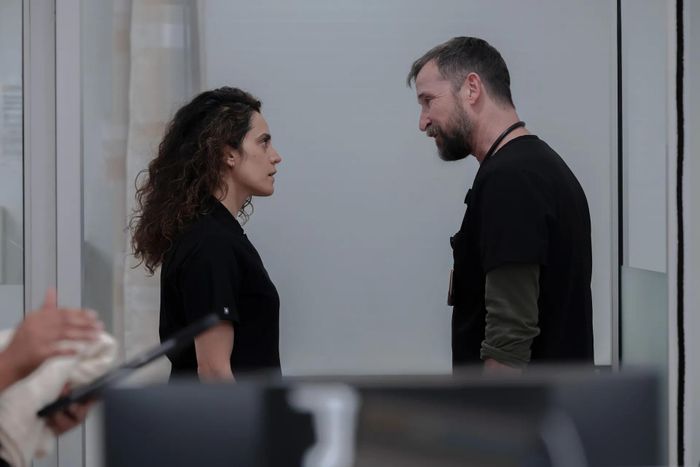 Sepideh Moafi (bên trái) và Wyle đều nhận được đề cử Emmy cho mùa thứ hai của series "The Pitt". (Ảnh: HBO Max).