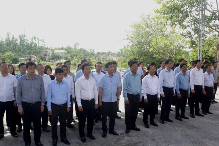 Đoàn công tác của Bộ Xây dựng do Bộ trưởng Trần Hồng Minh dâng hương tại Ngã ba Đồng Lộc.