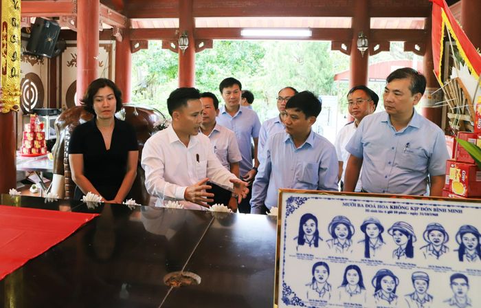 Trước ngôi mộ chung của 13 nam nữ TNXP hy sinh ở Truông Bồn, các thành viên trong đoàn đã cùng ôn lại kỷ niệm về những năm tháng chiến đấu ác liệt nơi tọa độ lửa