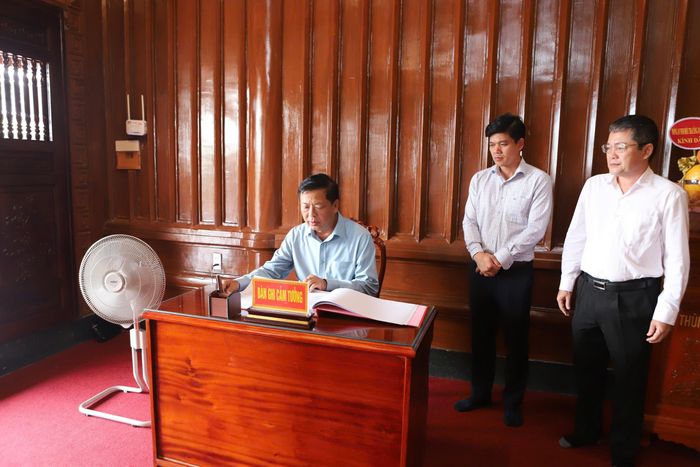 Bộ trưởng Trần Hồng Minh lật giở những trang lưu bút tại di tích Bến phà Gianh.