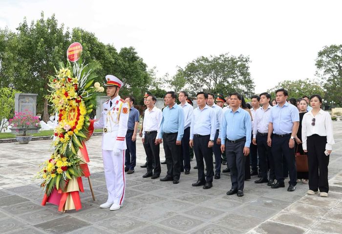 Bộ trưởng Bộ Xây dựng Trần Hồng Minh và đoàn công tác tới viếng Nghĩa trang Liệt sỹ Hàm Rồng (Thanh Hóa).