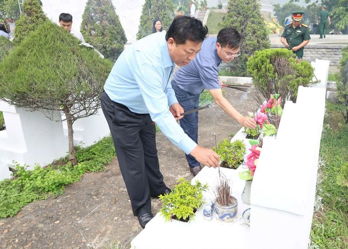 Những nén nhang tri ân liệt sỹ tại nghĩa trang Hàm Rồng được thắp lên trên từng ngôi mộ.