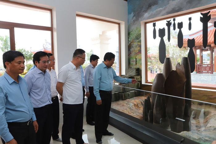 Đoàn thăm khu trưng bày các hiện vật chiến tranh.