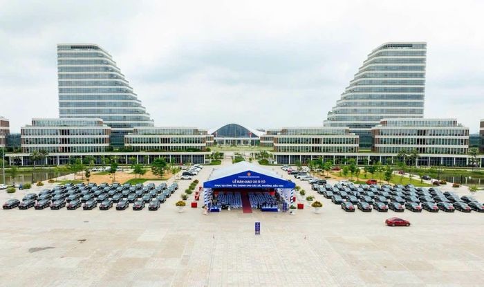 Toàn cảnh sự kiện bàn giao 99 xe ô tô điện cho các xã, phường, đặc khu của thành phố.