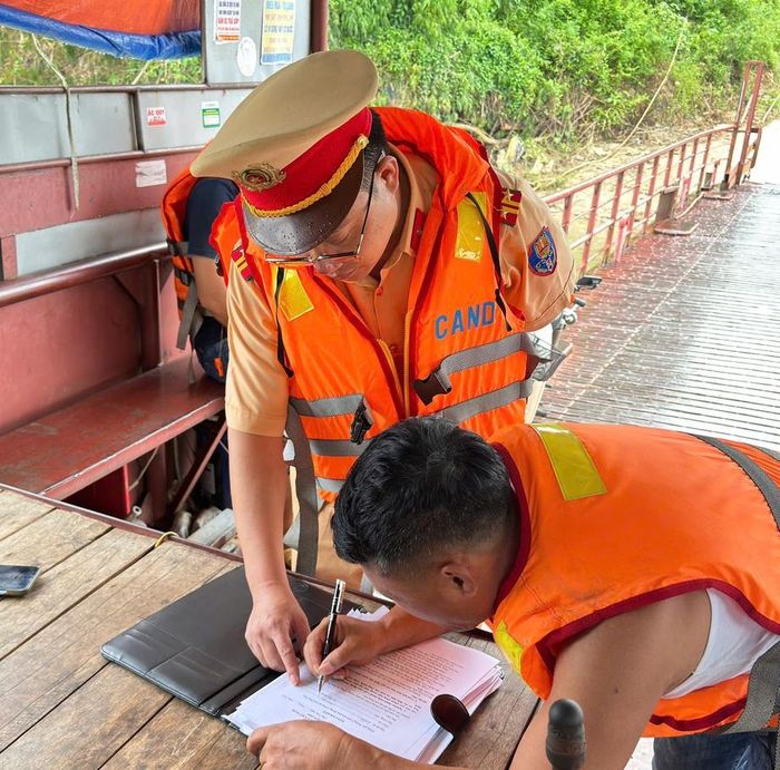Ông Nguyễn Văn Lý, chủ bến khách ngang sông tại xã Bình Phú, tỉnh Phú Thọ ký cam kết các quy định về hướng dẫn, tuyên truyền cho người dân mặc áo phao theo quy định đảm bảo an toàn mùa mưa bão.