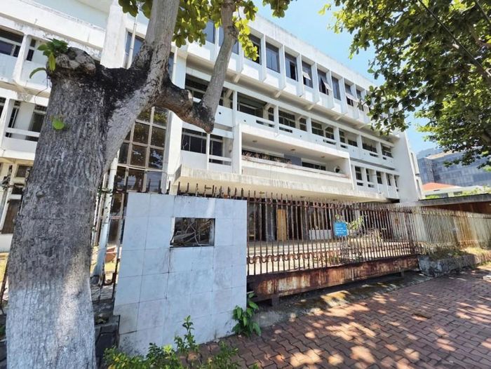 Không được sử dụng, cơ sở từng là trụ sở của Hải quan Đà Nẵng xuống cấp trầm trọng. Ảnh: Nguyễn Cường