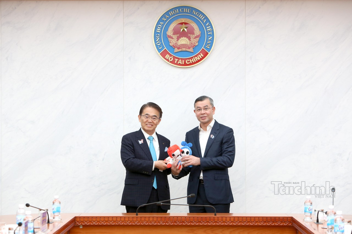 Bộ trưởng Ngô Văn Tuấn và Thống đốc Ohmura Hideaki trao quà lưu niệm. Ảnh: Đức Minh