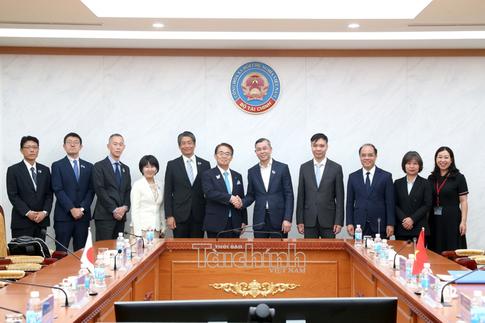 Bộ trưởng Ngô Văn Tuấn, Thống đốc tỉnh Aichi (Nhật Bản) Ohmura Hideaki, Đại sứ Đặc mệnh toàn quyền Nhật Bản tại Việt Nam ITO Naoki cùng các thành viên hai bên chụp hình lưu niệm. Ảnh: Đức Minh
