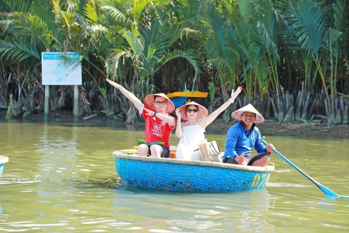Những trải nghiệm văn hóa đặc trưng của các vùng, miền không chỉ làm phong phú sản phẩm du lịch mà còn góp phần lan tỏa hình ảnh đất nước, con người Việt Nam, tạo động lực phát triển kinh tế và nâng cao sức cạnh tranh của du lịch văn hóa.
