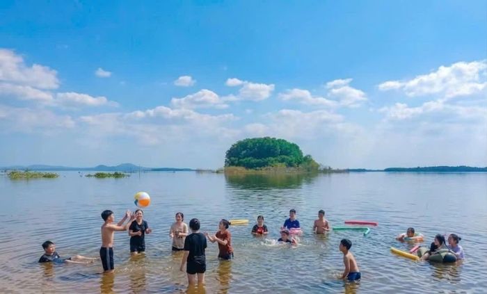 Du khách vui chơi, tắm mát và tận hưởng không gian thiên nhiên trong lành tại Hồ Trị An. Ảnh: Đức Linh.