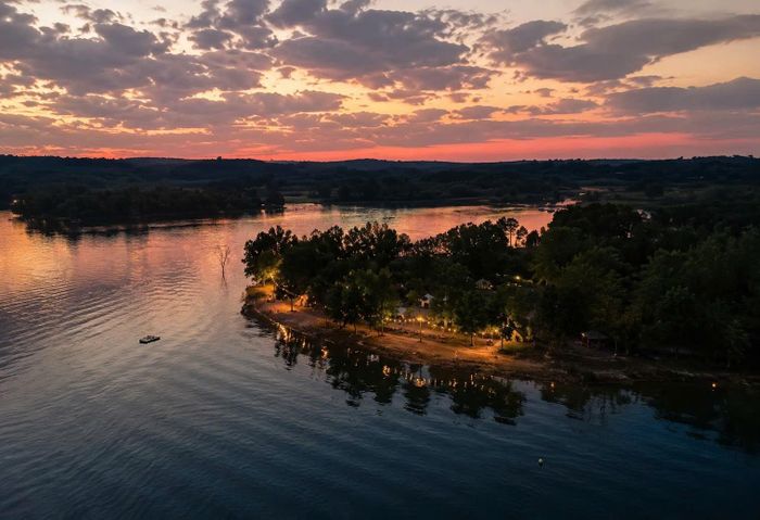 Khung cảnh một điểm trải nghiệm camping ven Hồ Trị An nhìn từ trên cao trong ánh hoàng hôn. Ảnh: Đức Linh.