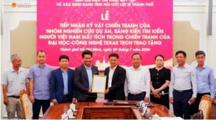 Trao thư cảm ơn cho đại diện Dự án TTU-VWAI