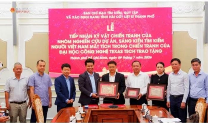 Trao Tư liệu cho Ban chỉ đạo 515 TP Hồ Chí Minh.