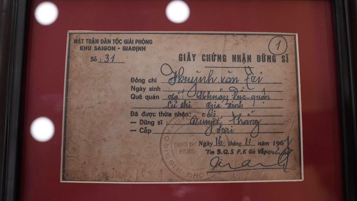 Bốn ảnh trên: Những kỷ vật kèm theo.