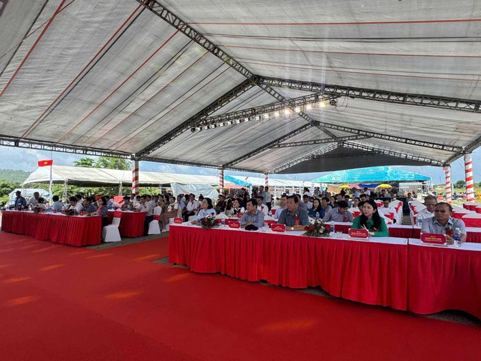 Đại biểu tham dự buổi lễ.