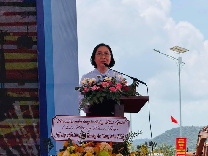Bà Nguyễn Duy Linh Thảo, Phó Giám đốc Sở Công Thương An Giang, Phó Trưởng Ban Tổ chức hội chợ phát biểu khai mạc.