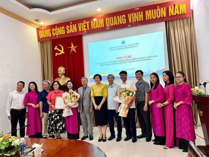  Chủ tịch Hội hữu nghị Việt Nam-Ấn Độ thành phố Hà Nội Phan Lan Tú trao Quyết định thành lập Chi hội cho bà Nguyễn Thị Hoài Thu, Phó Hiệu trưởng Trường Tiểu học Xuân Đỉnh 
