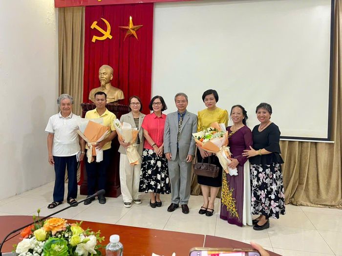  Tặng hoa chúc mừng các hội viên mới được kết nạp 